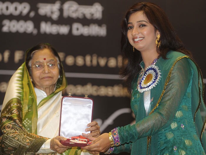 President Pratibha Patil gives the Best Playback Singer award to Shrey Ghoshal at the 55th National Film Awards in New Delhi on October 21, 2009. President Patil presented the awards for best feature film, actors and director of national cinema.&nbsp; (Photo &amp; Text: AFP)